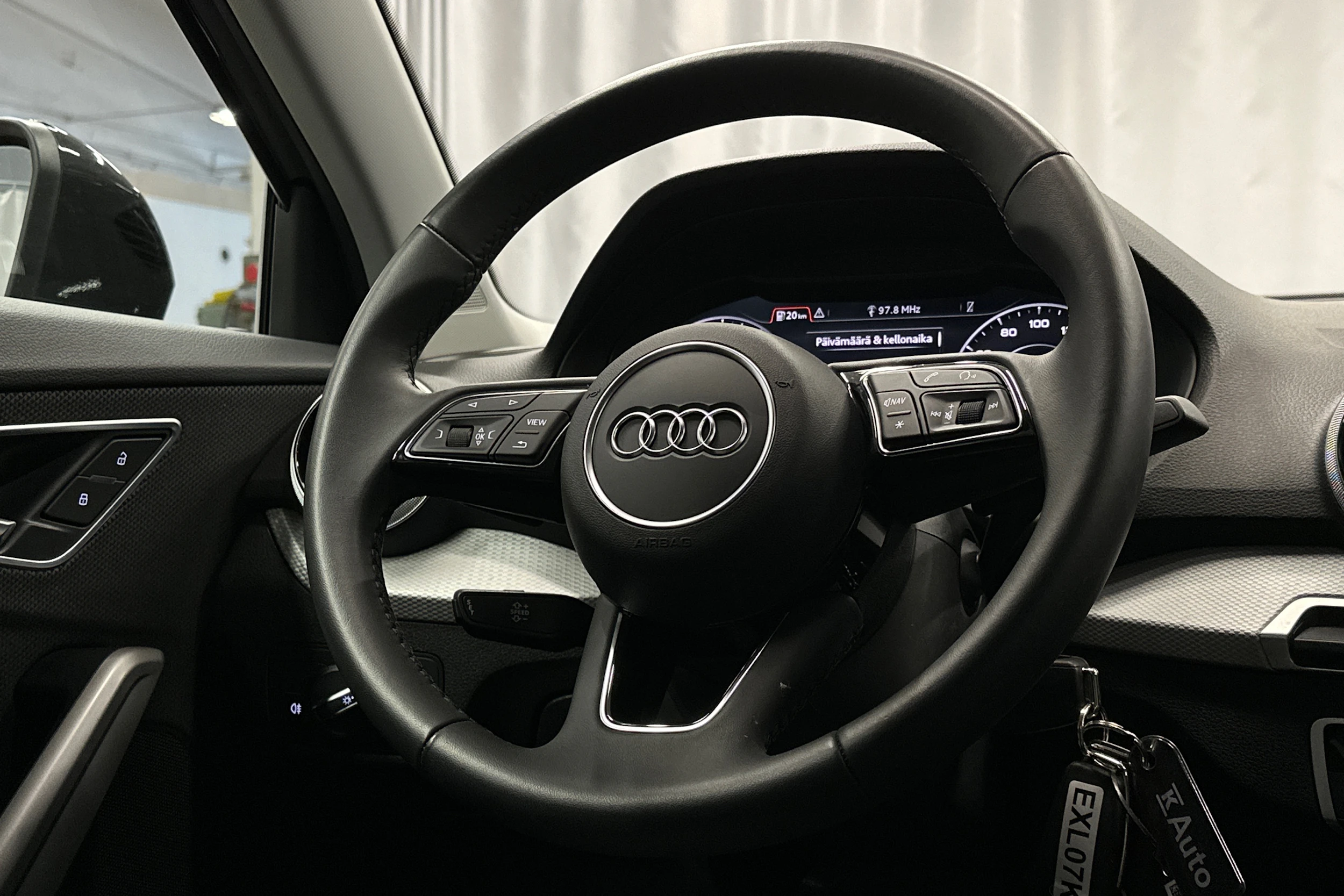 musta Audi Q2 2024 kuva 13.