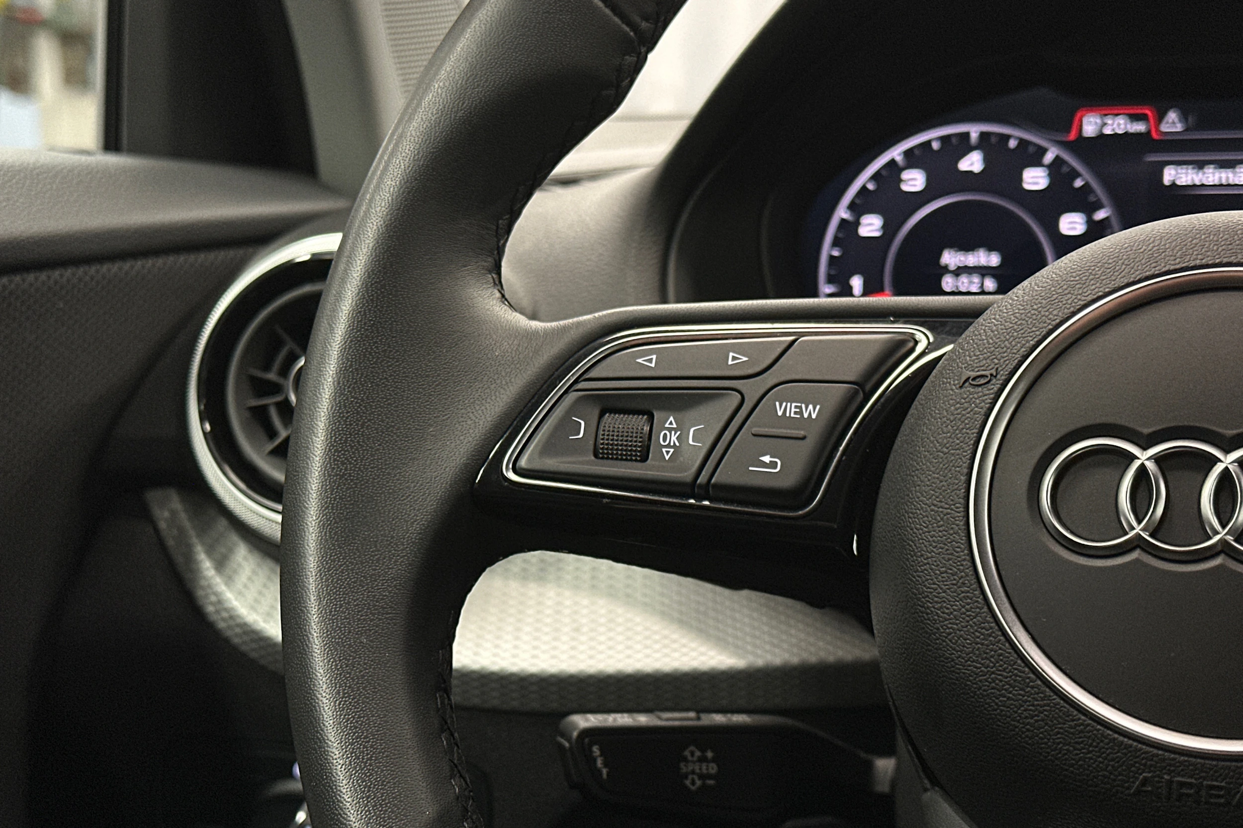 musta Audi Q2 2024 kuva 14.