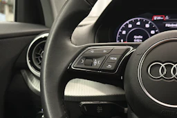 musta Audi Q2 2024 kuva 14.