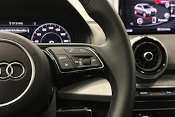 musta Audi Q2 2024 kuva 15.