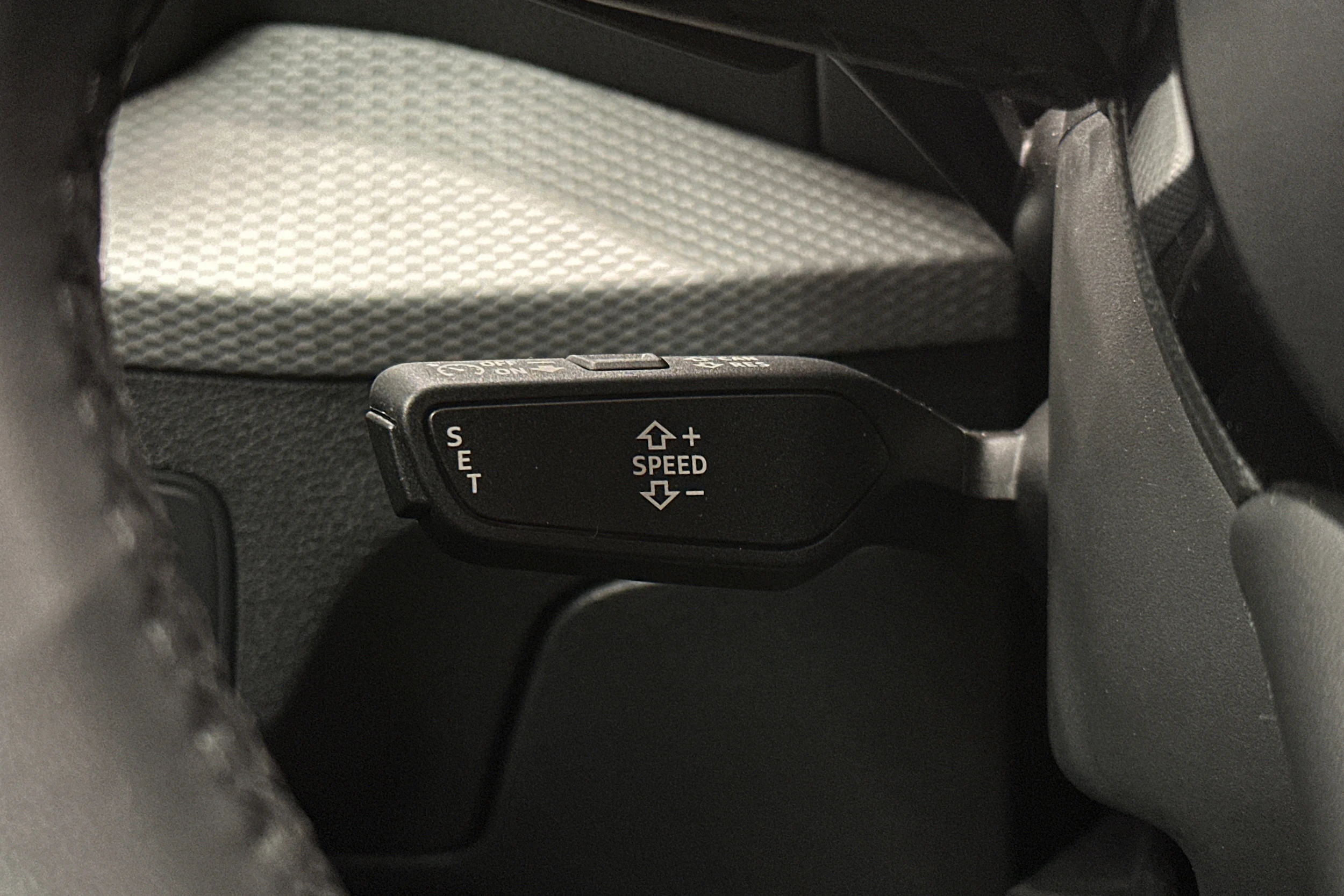 musta Audi Q2 2024 kuva 16.