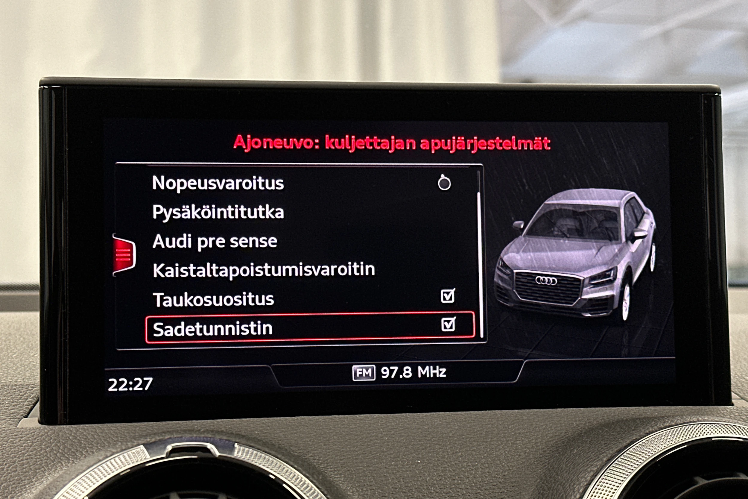 musta Audi Q2 2024 kuva 18.