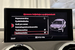 musta Audi Q2 2024 kuva 18.