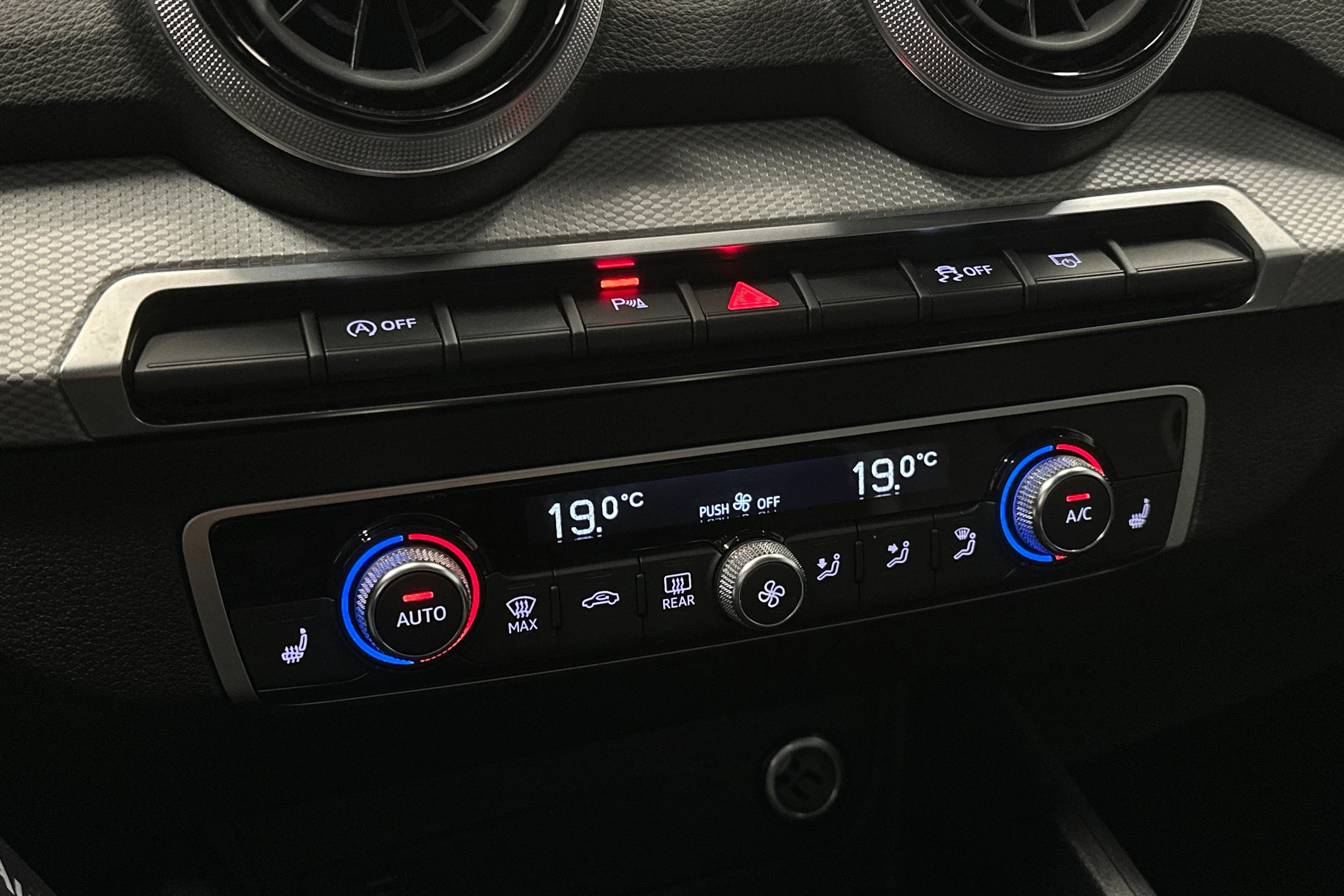 musta Audi Q2 2024 kuva 22.