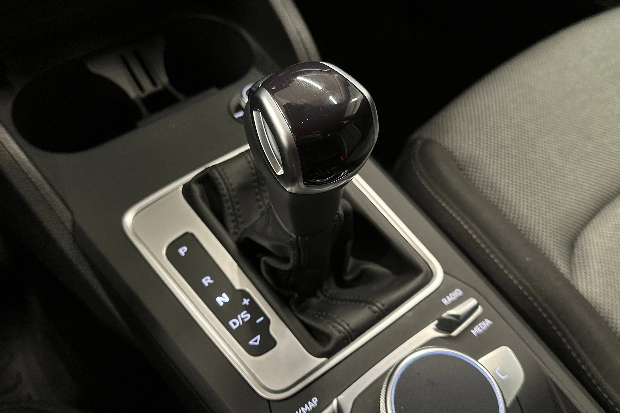 musta Audi Q2 2024 kuva 23.