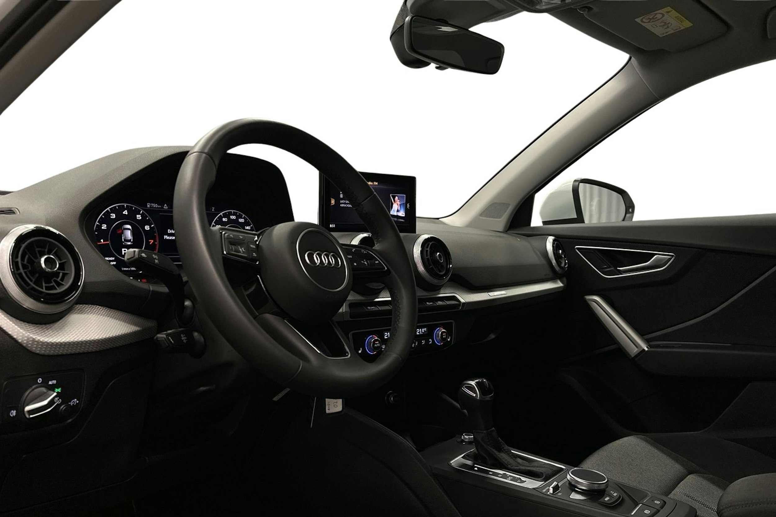 valkoinen Audi Q2 2024 kuva 7.