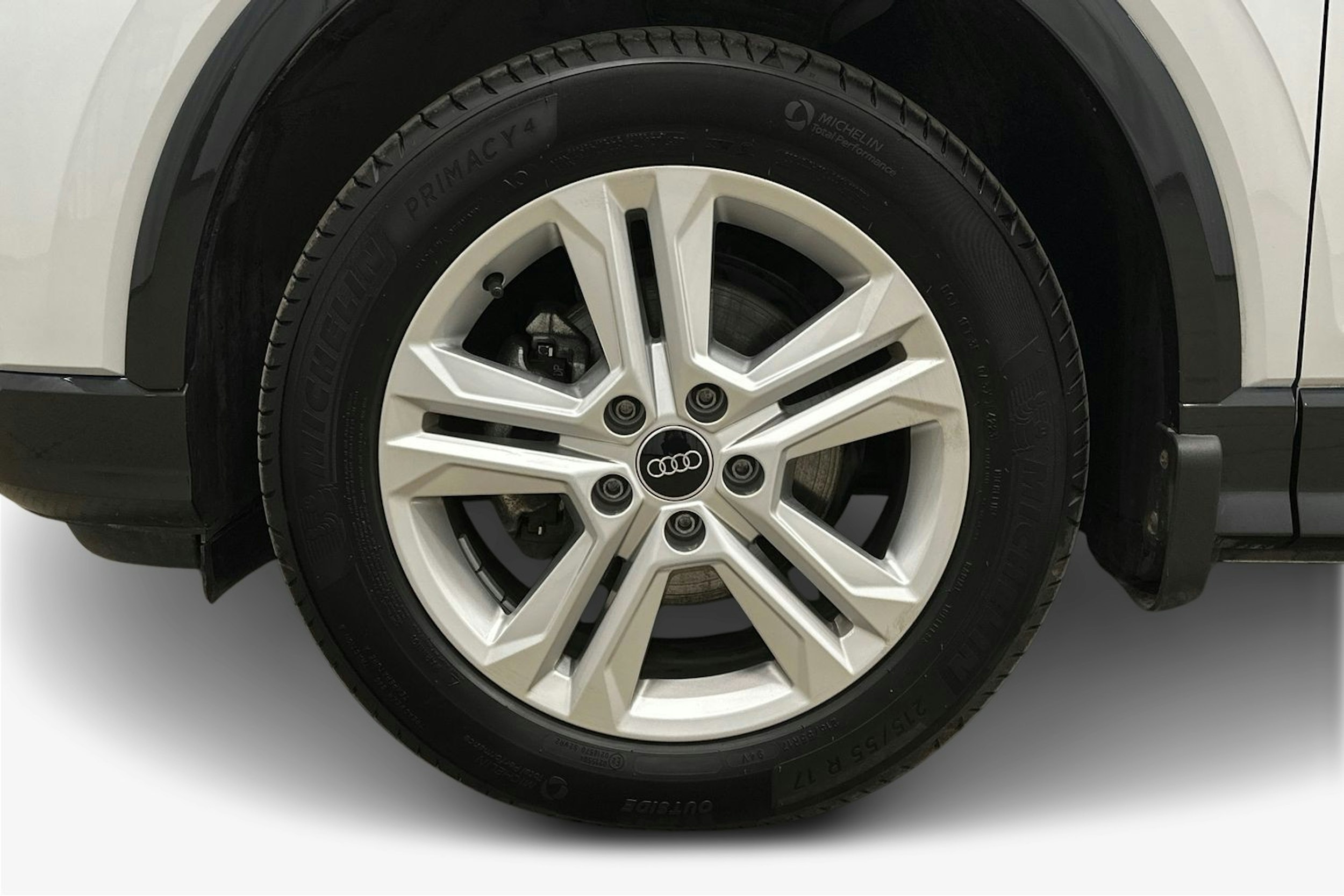 valkoinen Audi Q2 2024 kuva 11.