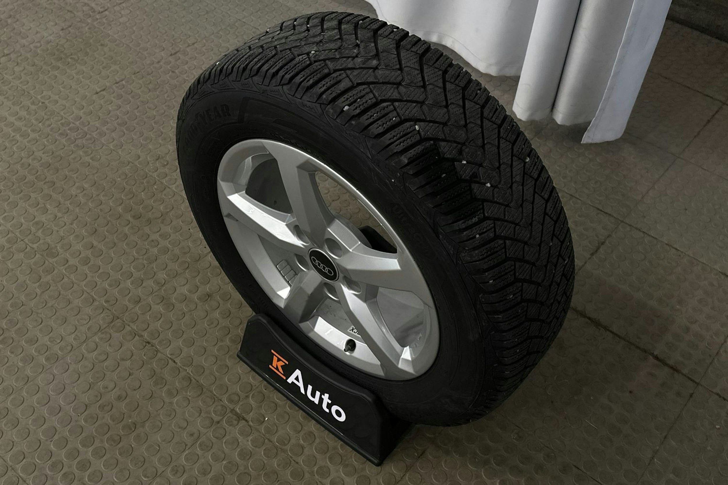 valkoinen Audi Q2 2024 kuva 13.