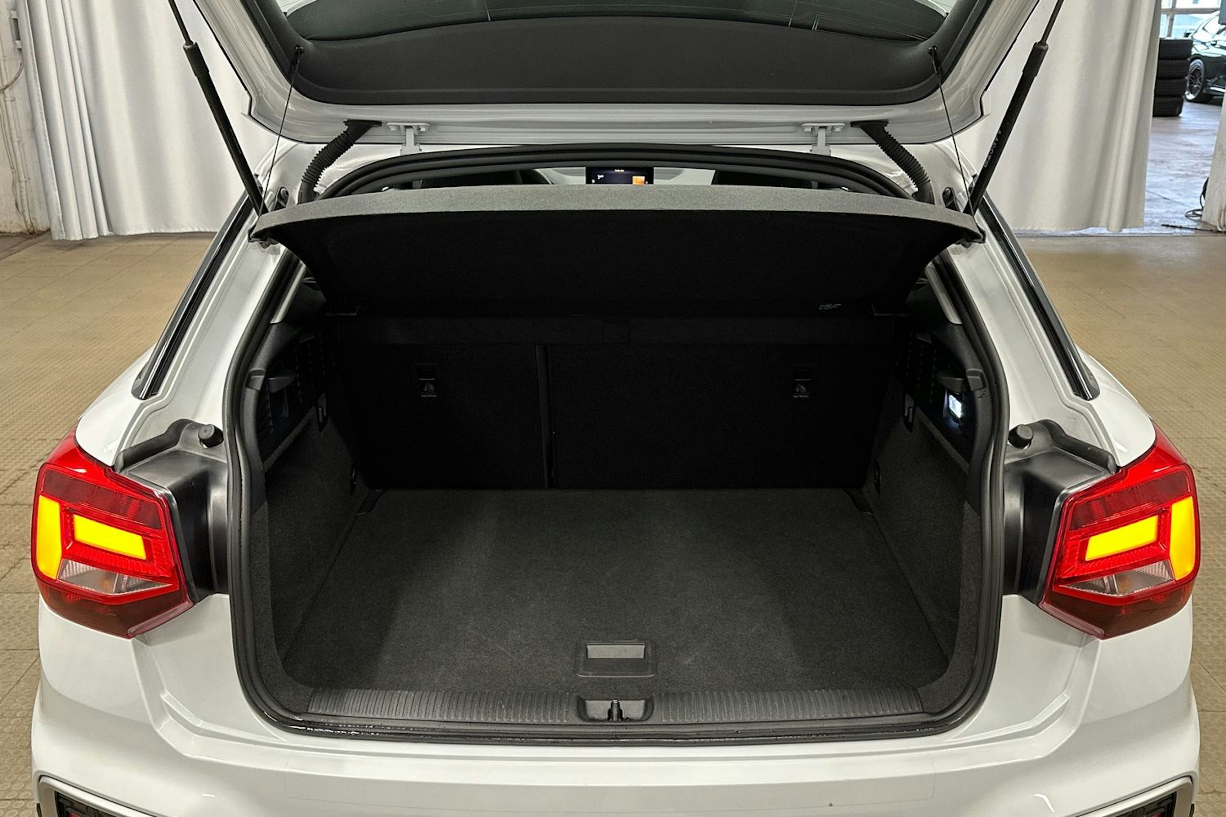 valkoinen Audi Q2 2024 kuva 14.