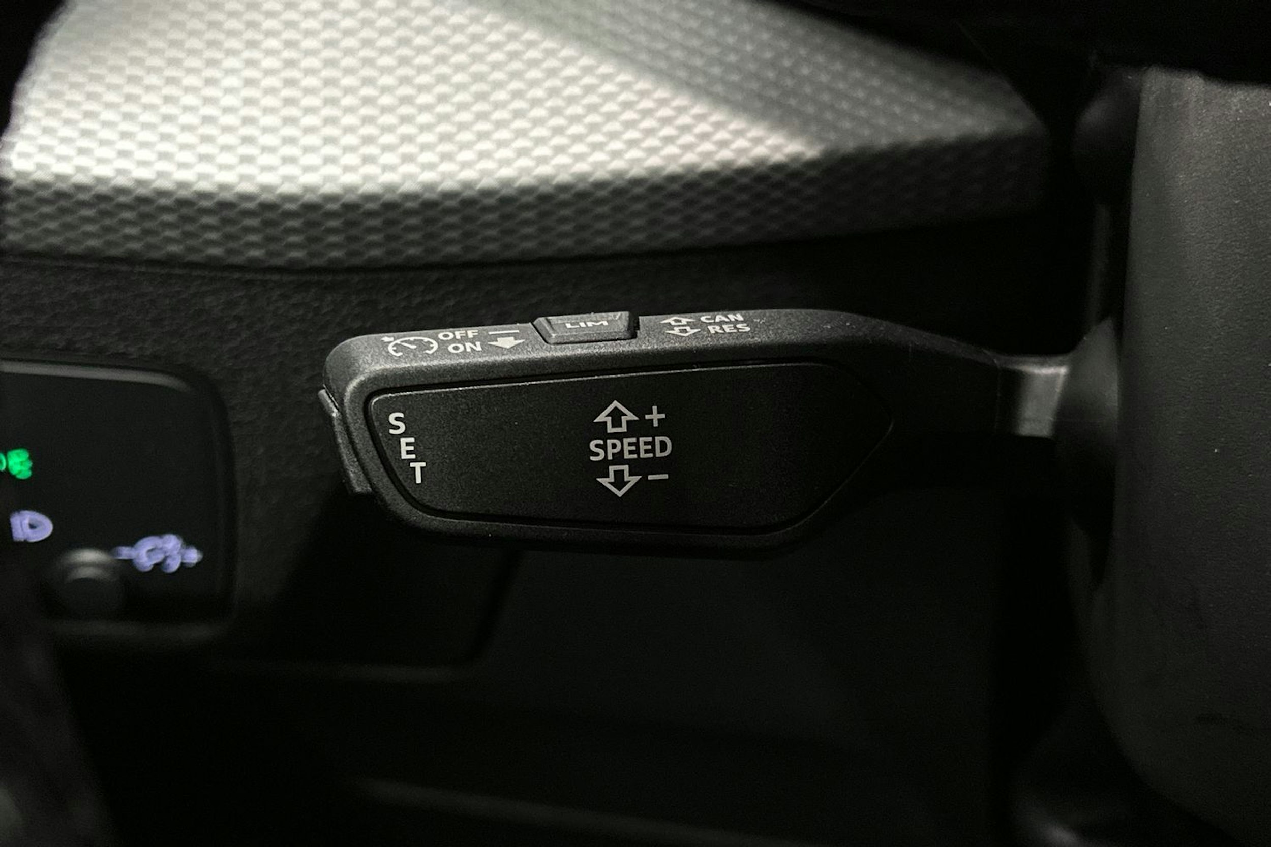 valkoinen Audi Q2 2024 kuva 16.