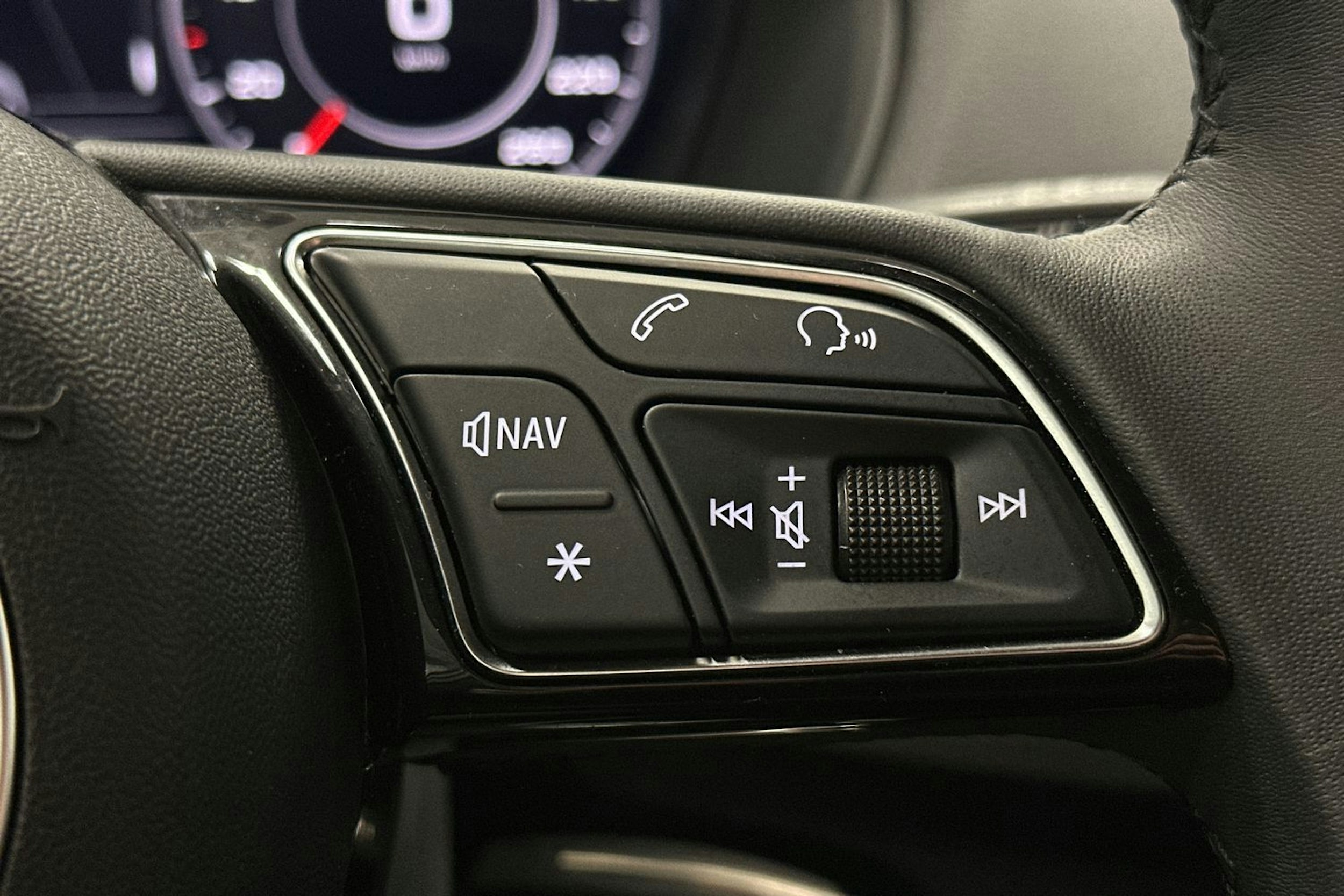 valkoinen Audi Q2 2024 kuva 18.