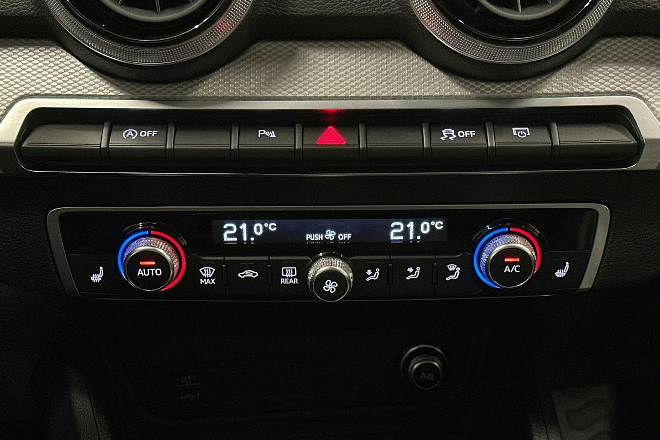 valkoinen Audi Q2 2024 kuva 21.