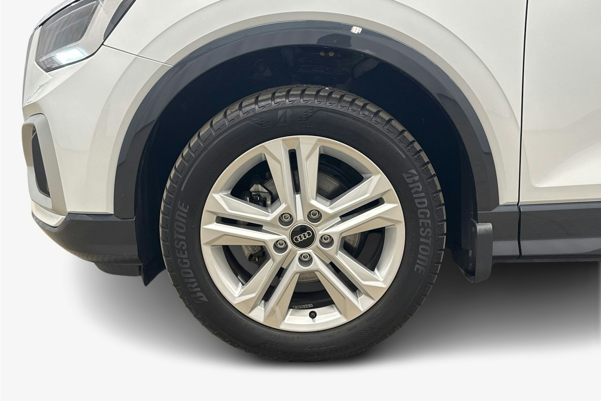 valkoinen Audi Q2 2024 kuva 11.