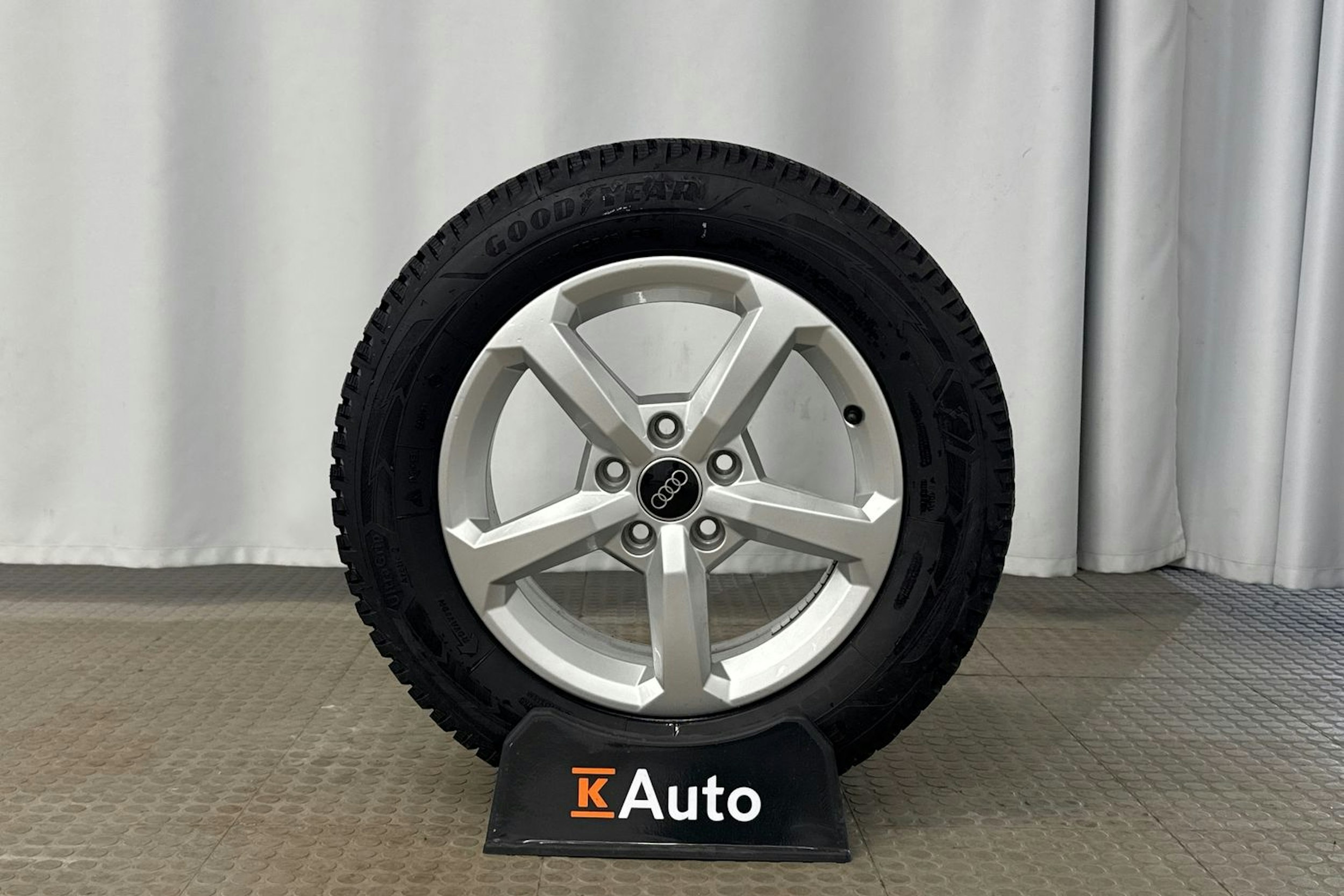valkoinen Audi Q2 2024 kuva 13.