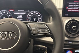 valkoinen Audi Q2 2024 kuva 16.