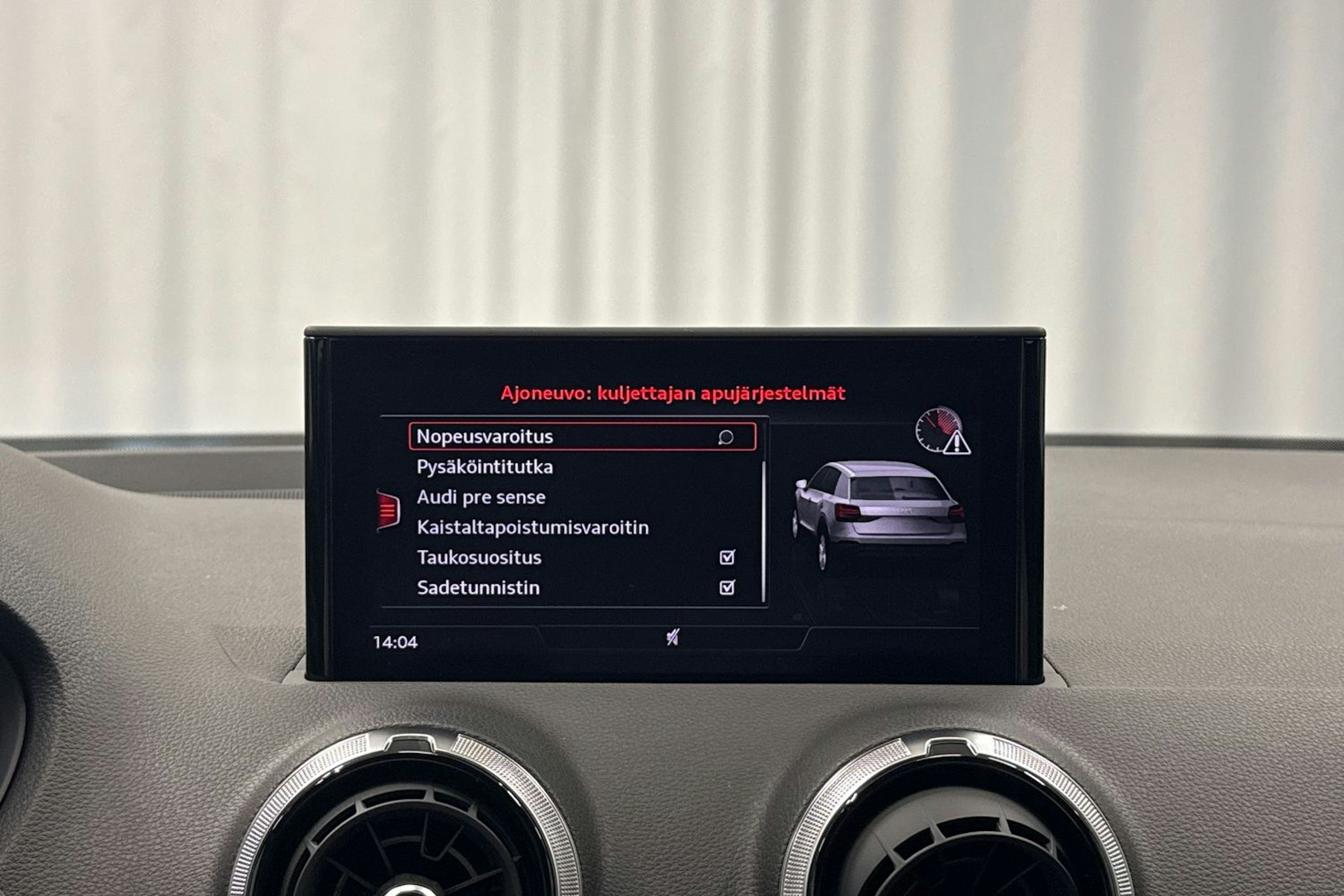 valkoinen Audi Q2 2024 kuva 18.