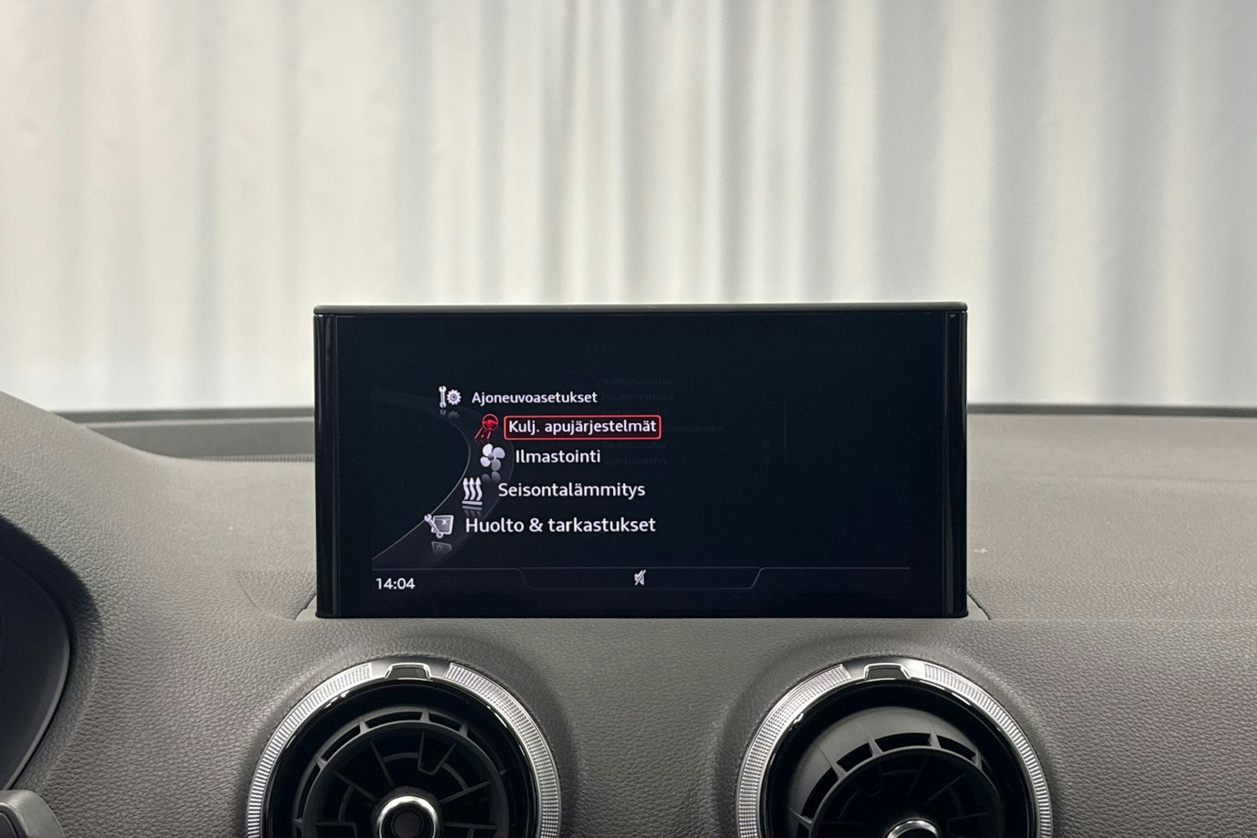 valkoinen Audi Q2 2024 kuva 19.