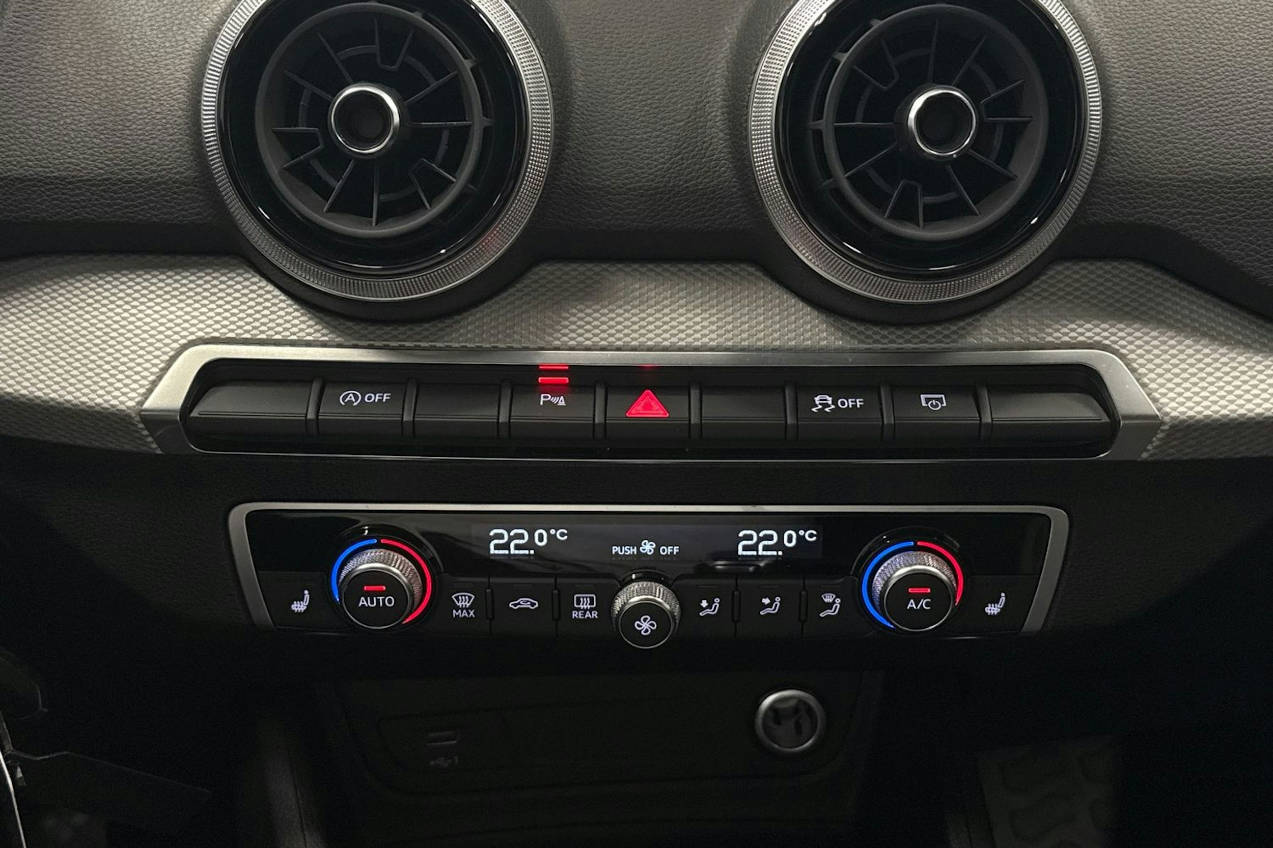 valkoinen Audi Q2 2024 kuva 22.