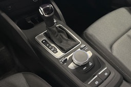 valkoinen Audi Q2 2024 kuva 23.