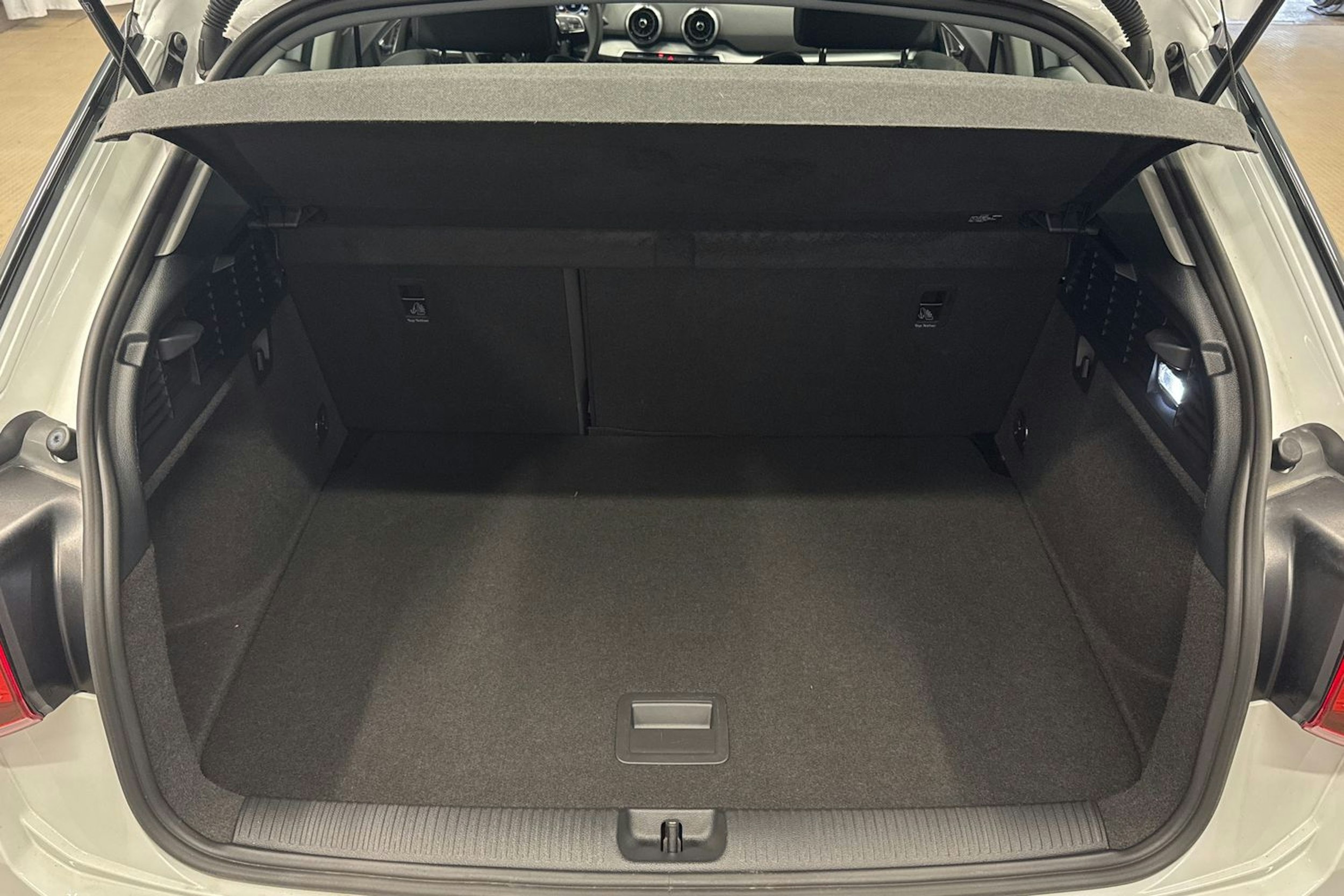 valkoinen Audi Q2 2024 kuva 25.