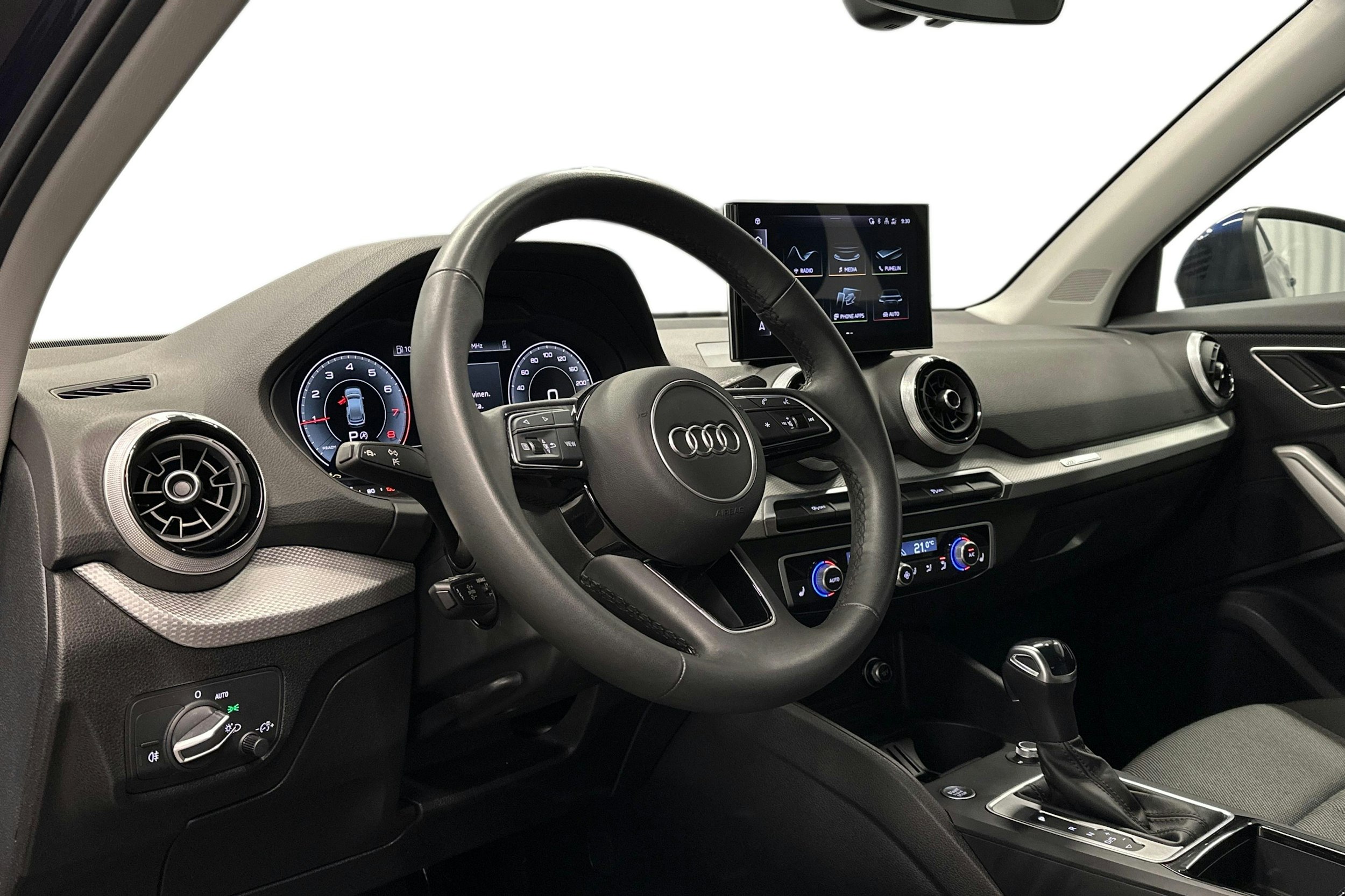 sininen Audi Q2 2024 kuva 7.