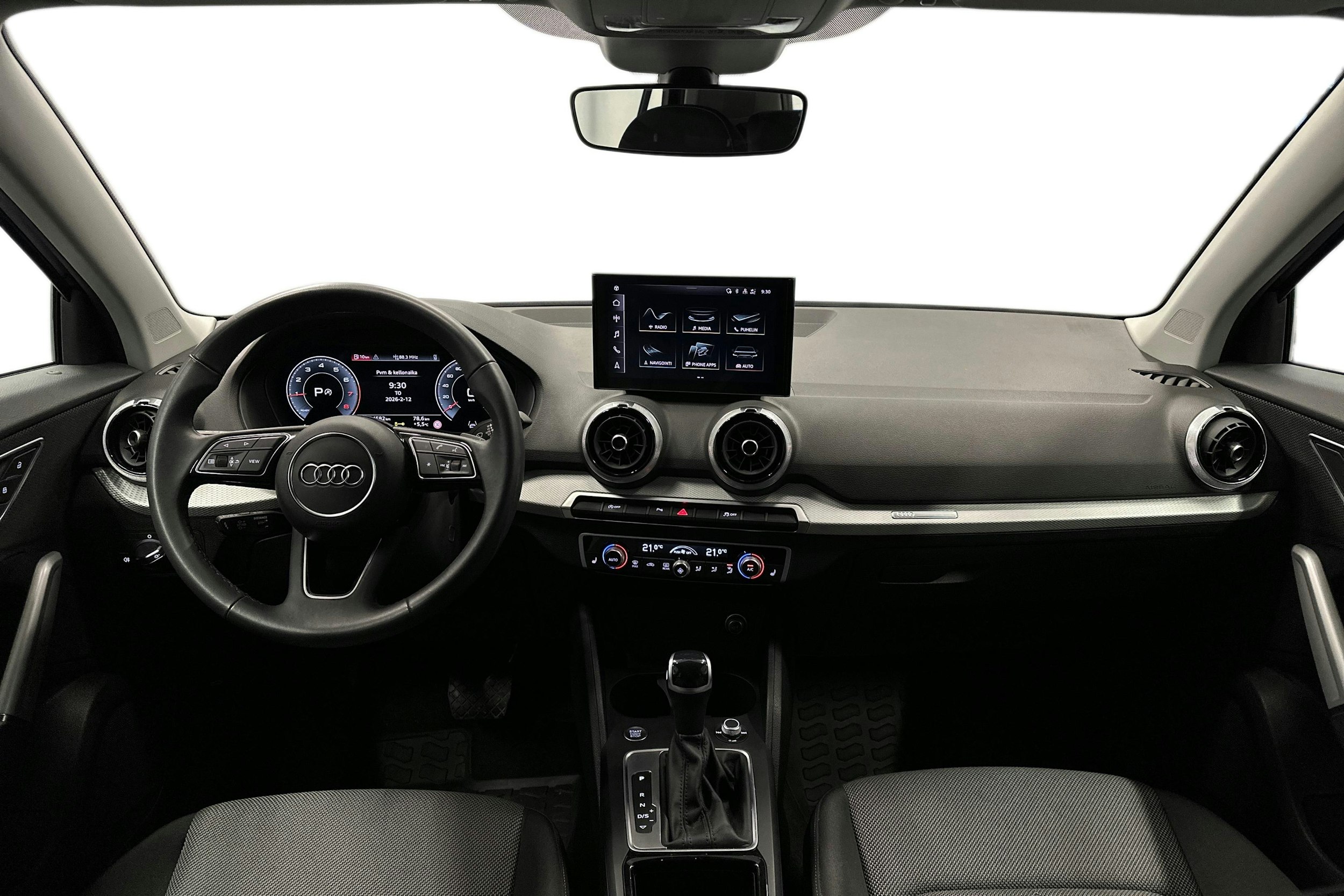 sininen Audi Q2 2024 kuva 9.