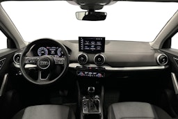 sininen Audi Q2 2024 kuva 9.