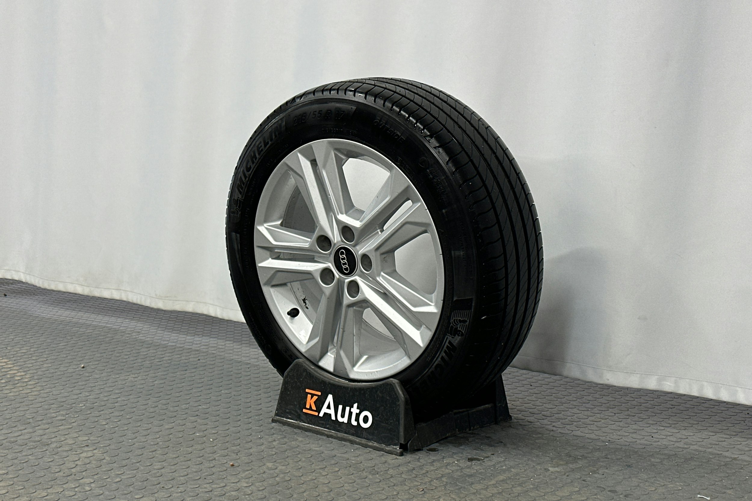 sininen Audi Q2 2024 kuva 13.