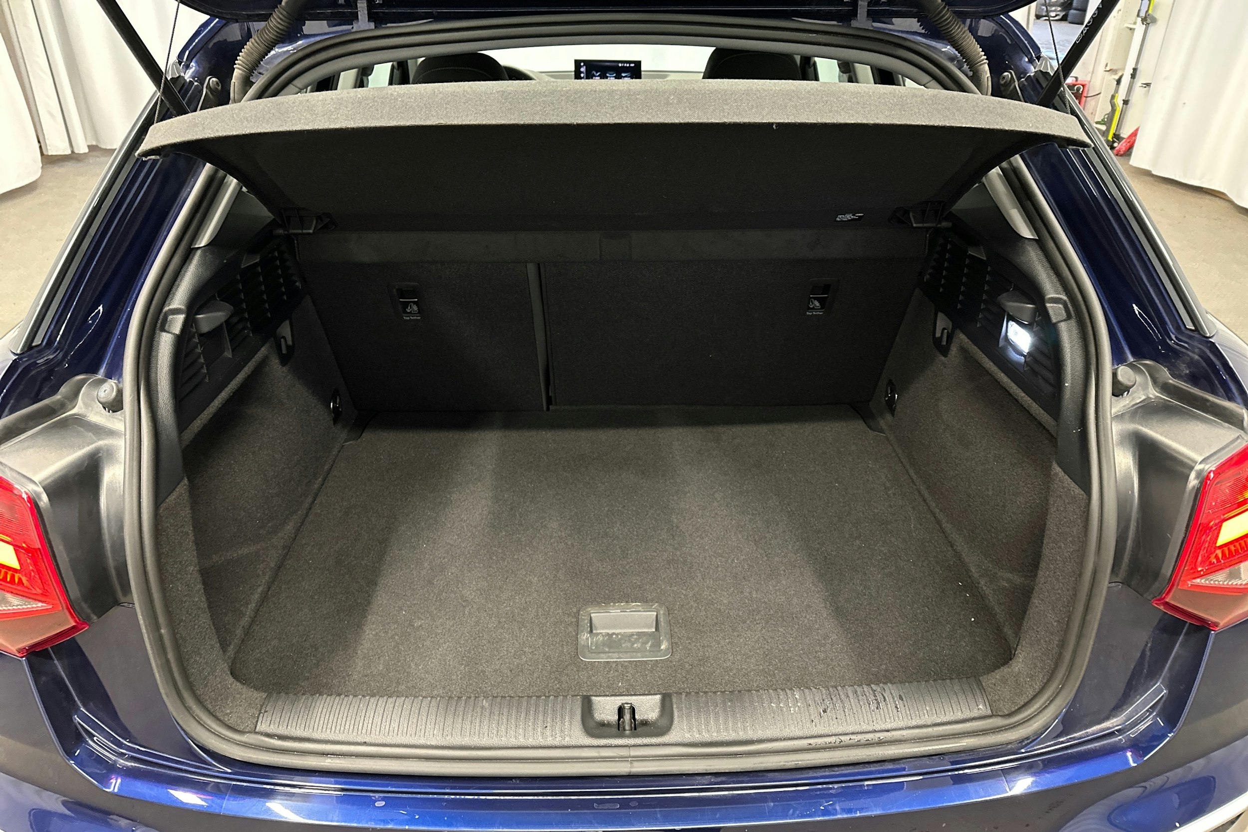 sininen Audi Q2 2024 kuva 14.