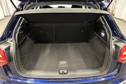 sininen Audi Q2 2024 kuva 14.