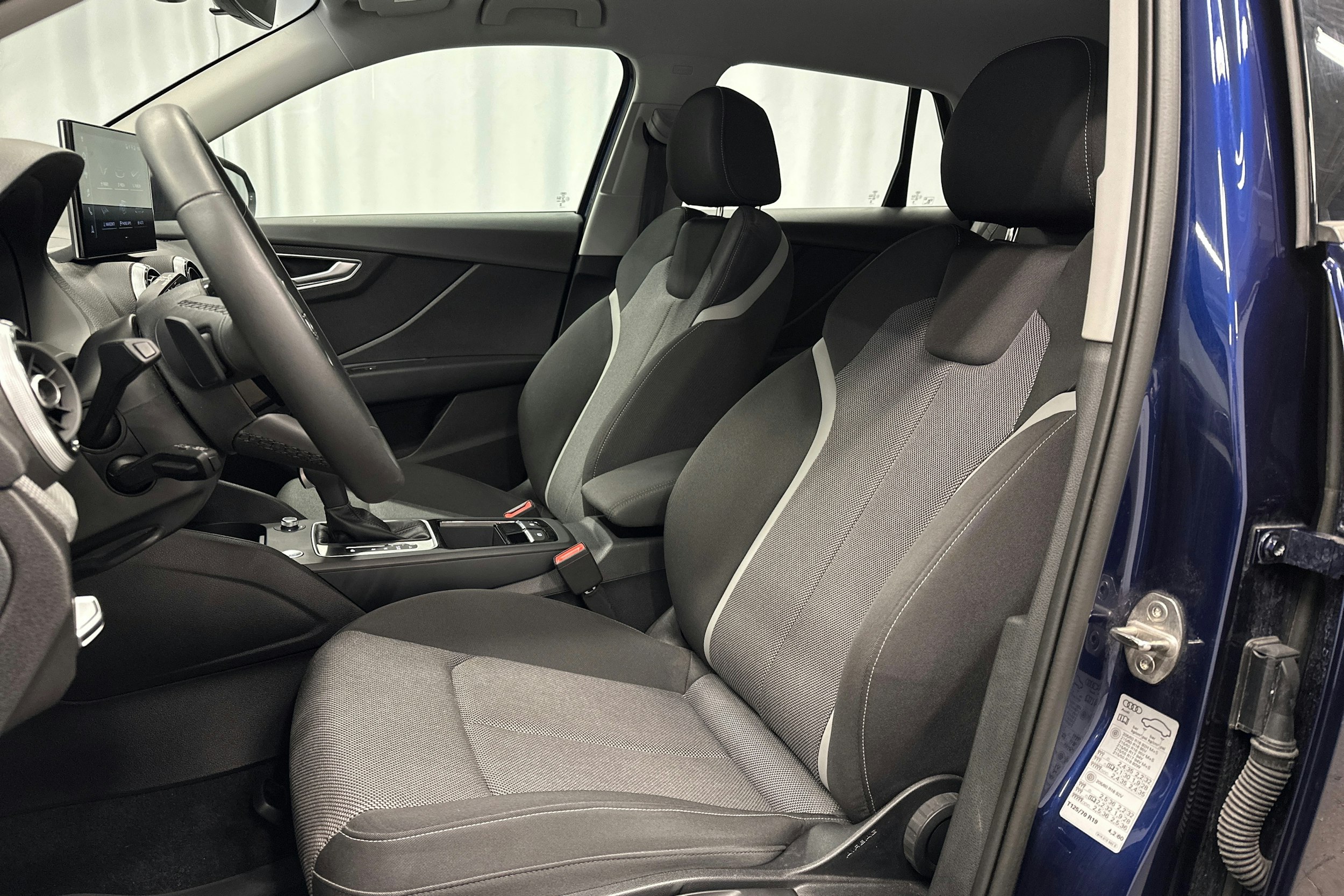 sininen Audi Q2 2024 kuva 15.