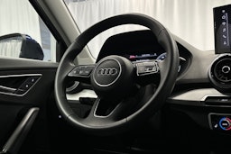 sininen Audi Q2 2024 kuva 16.