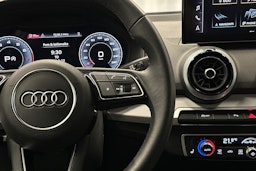 sininen Audi Q2 2024 kuva 18.