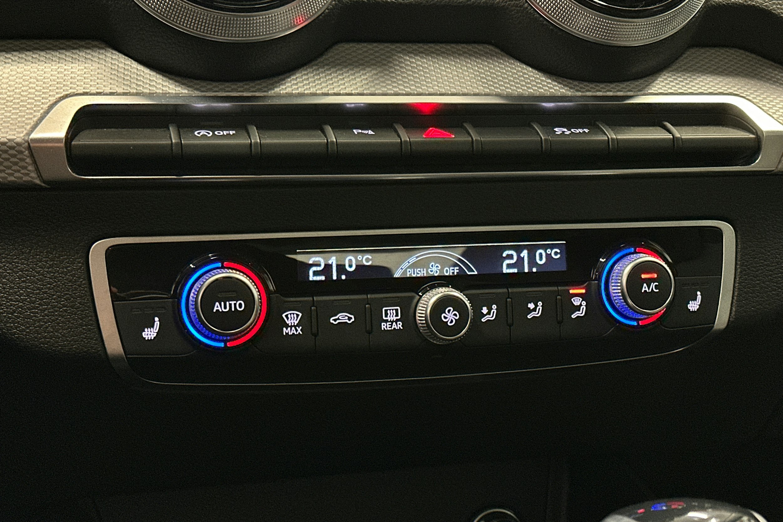 sininen Audi Q2 2024 kuva 22.