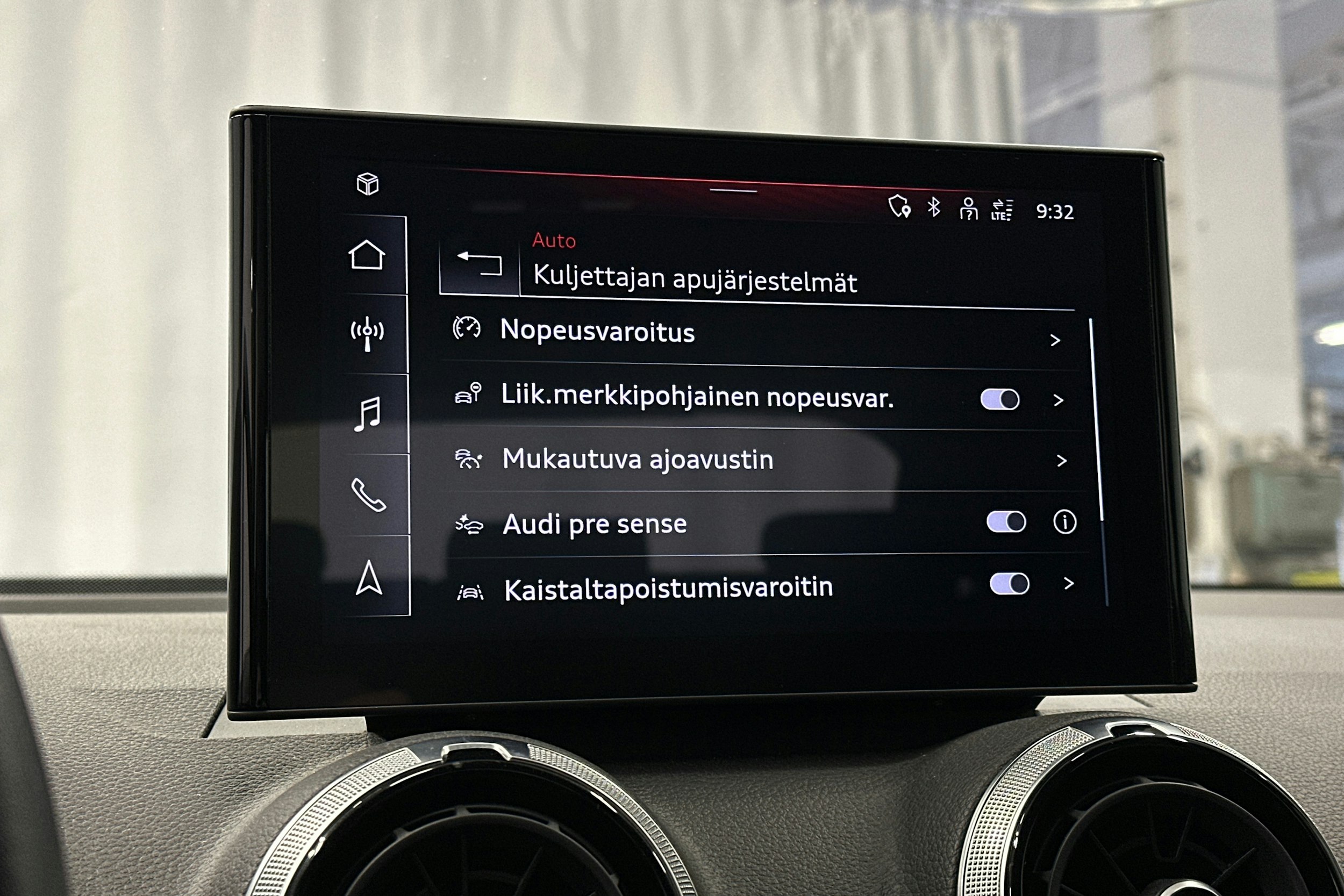 sininen Audi Q2 2024 kuva 25.