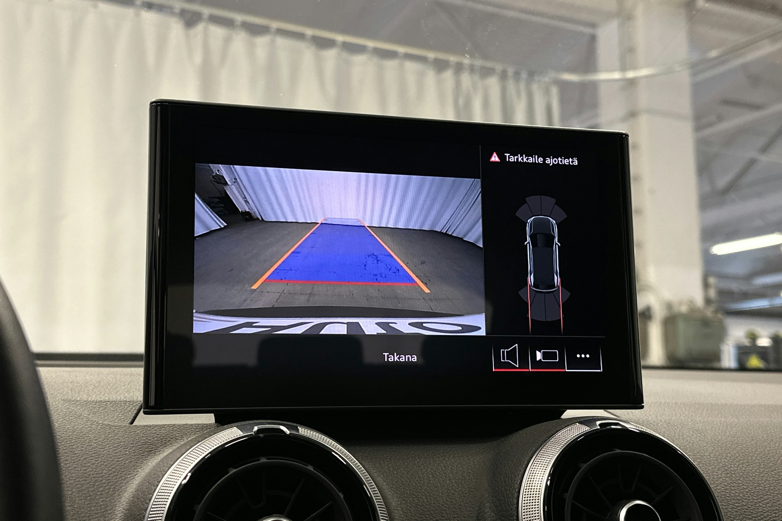 sininen Audi Q2 2024 kuva 27.