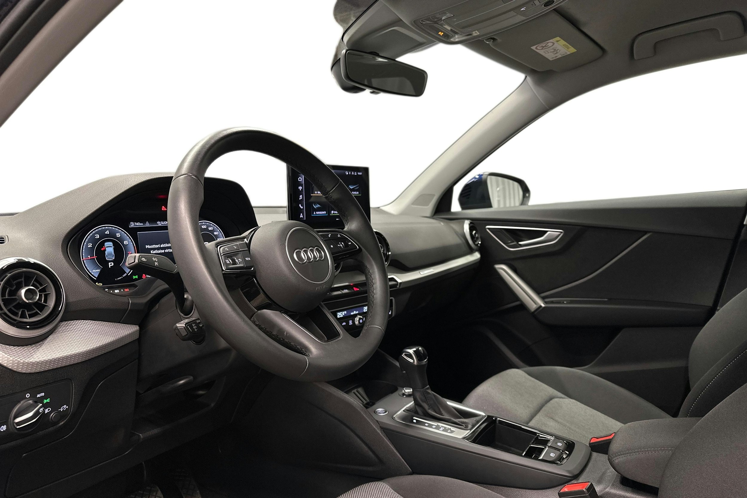 sininen Audi Q2 2024 kuva 7.