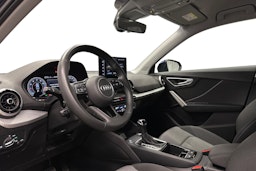 sininen Audi Q2 2024 kuva 7.