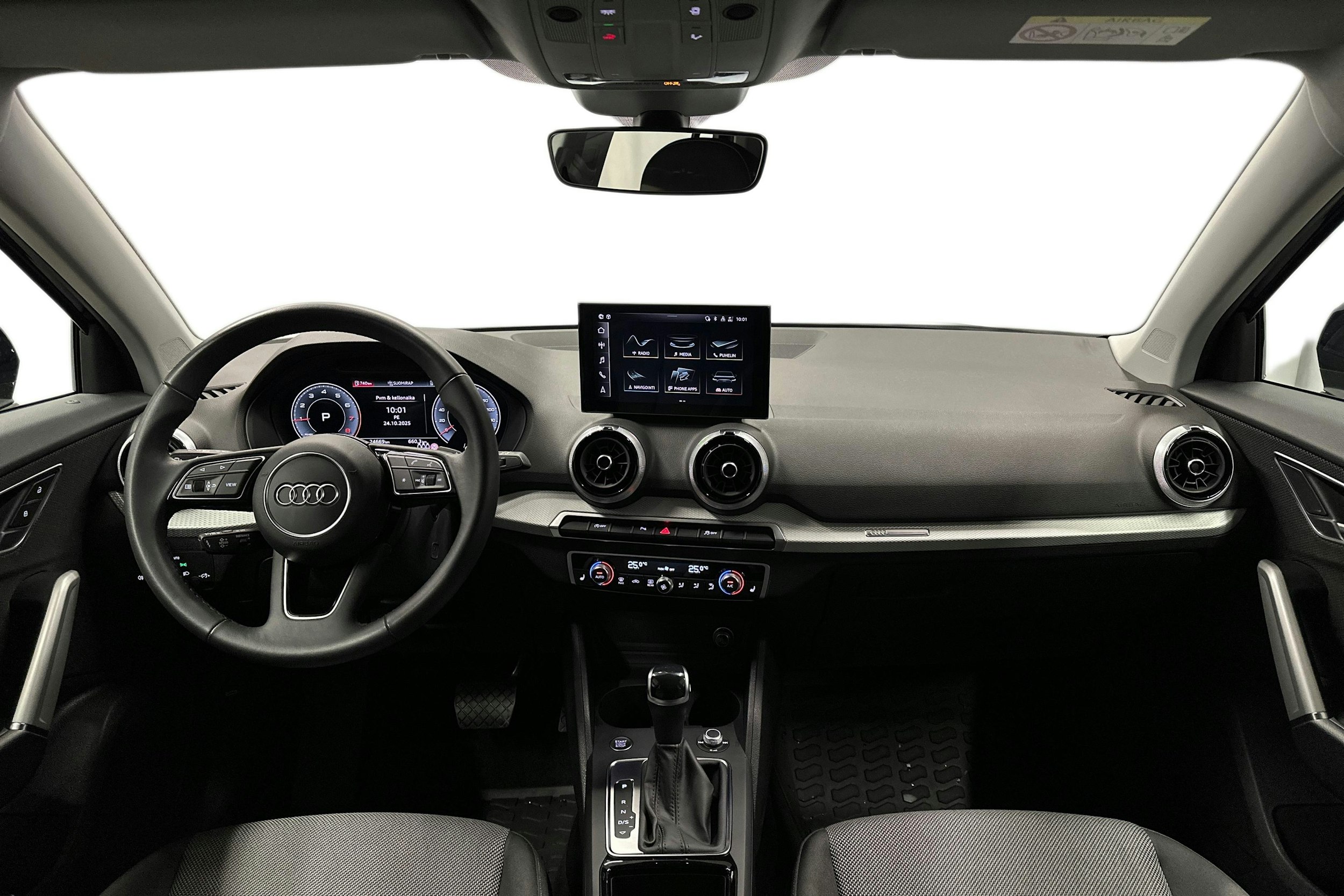 sininen Audi Q2 2024 kuva 9.