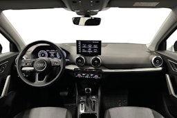 sininen Audi Q2 2024 kuva 9.