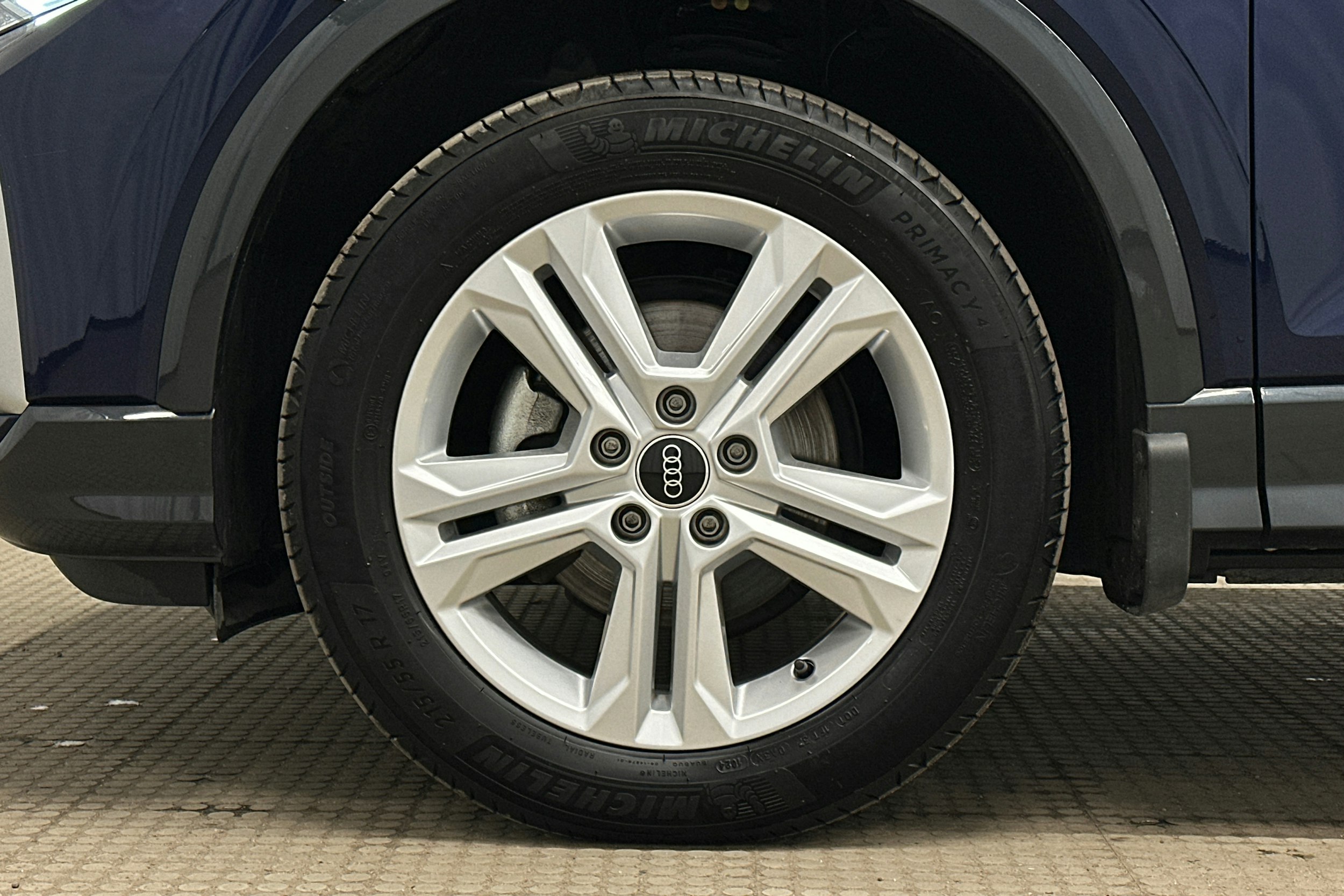 sininen Audi Q2 2024 kuva 11.