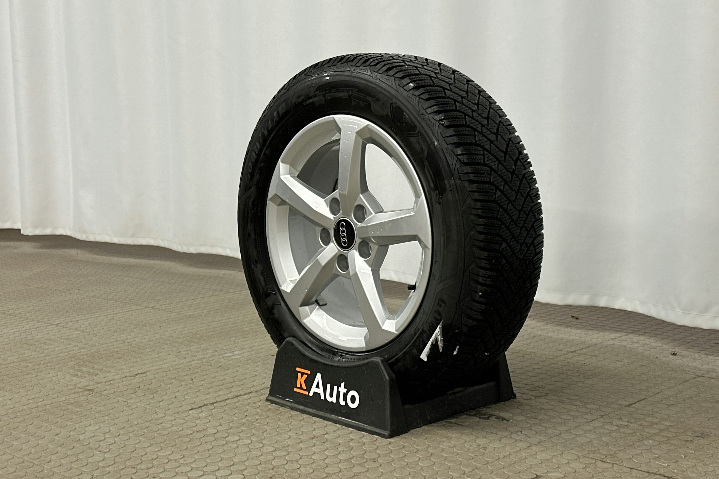 sininen Audi Q2 2024 kuva 13.