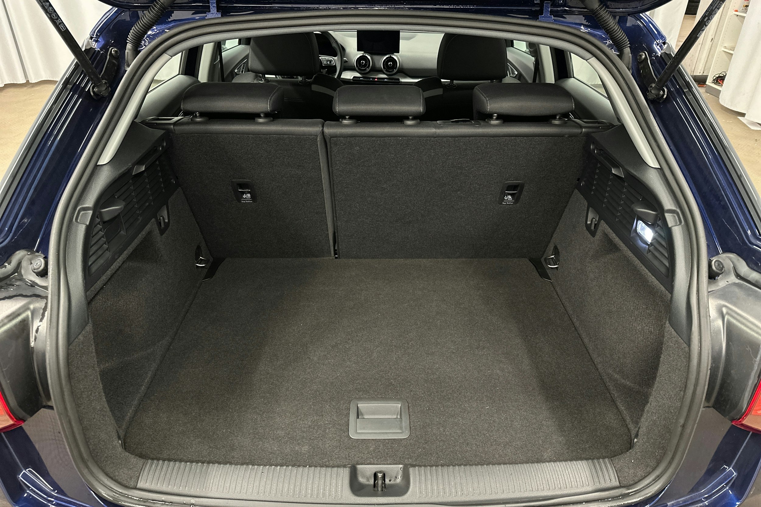 sininen Audi Q2 2024 kuva 14.