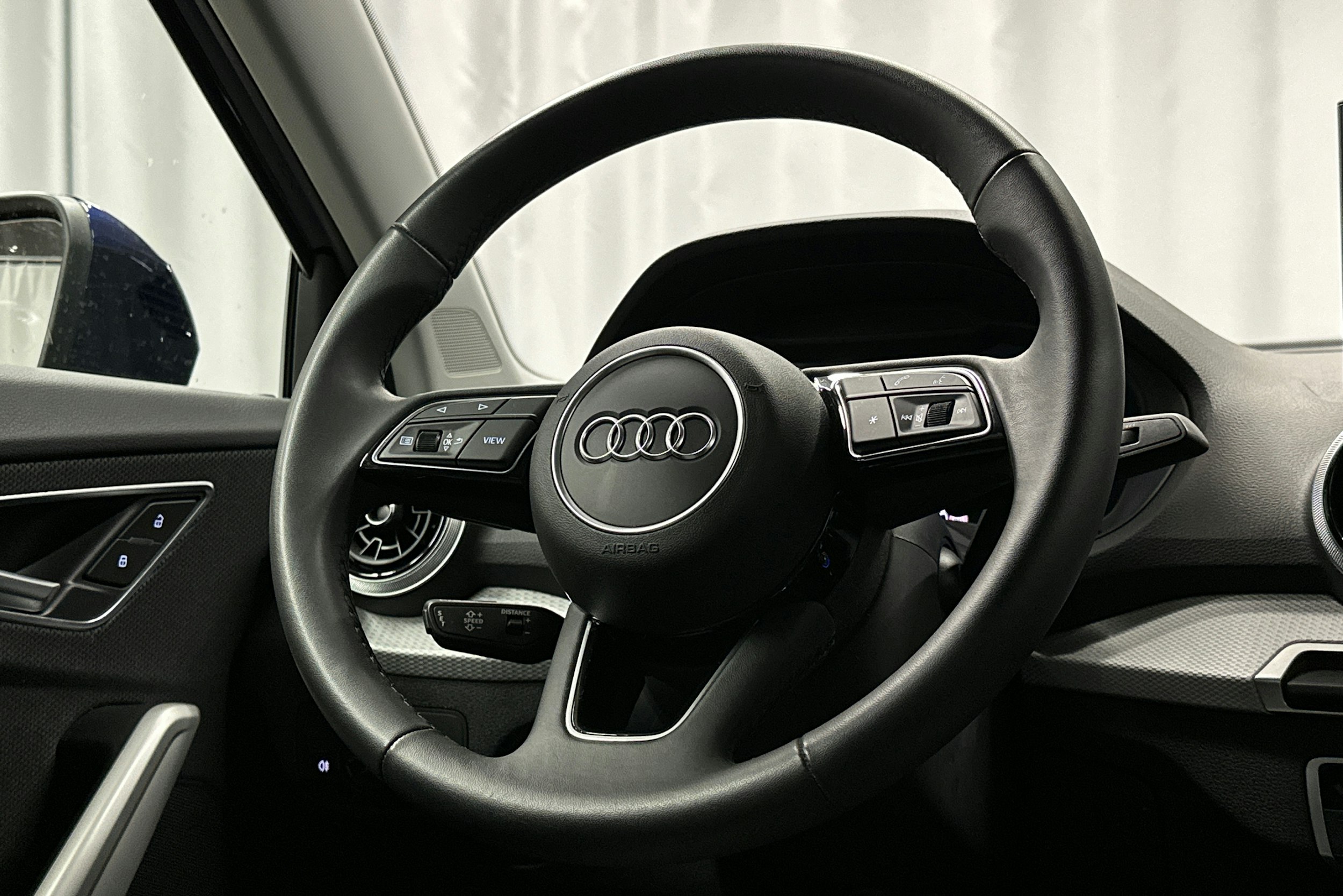 sininen Audi Q2 2024 kuva 16.