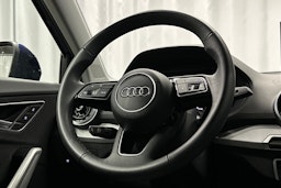 sininen Audi Q2 2024 kuva 16.