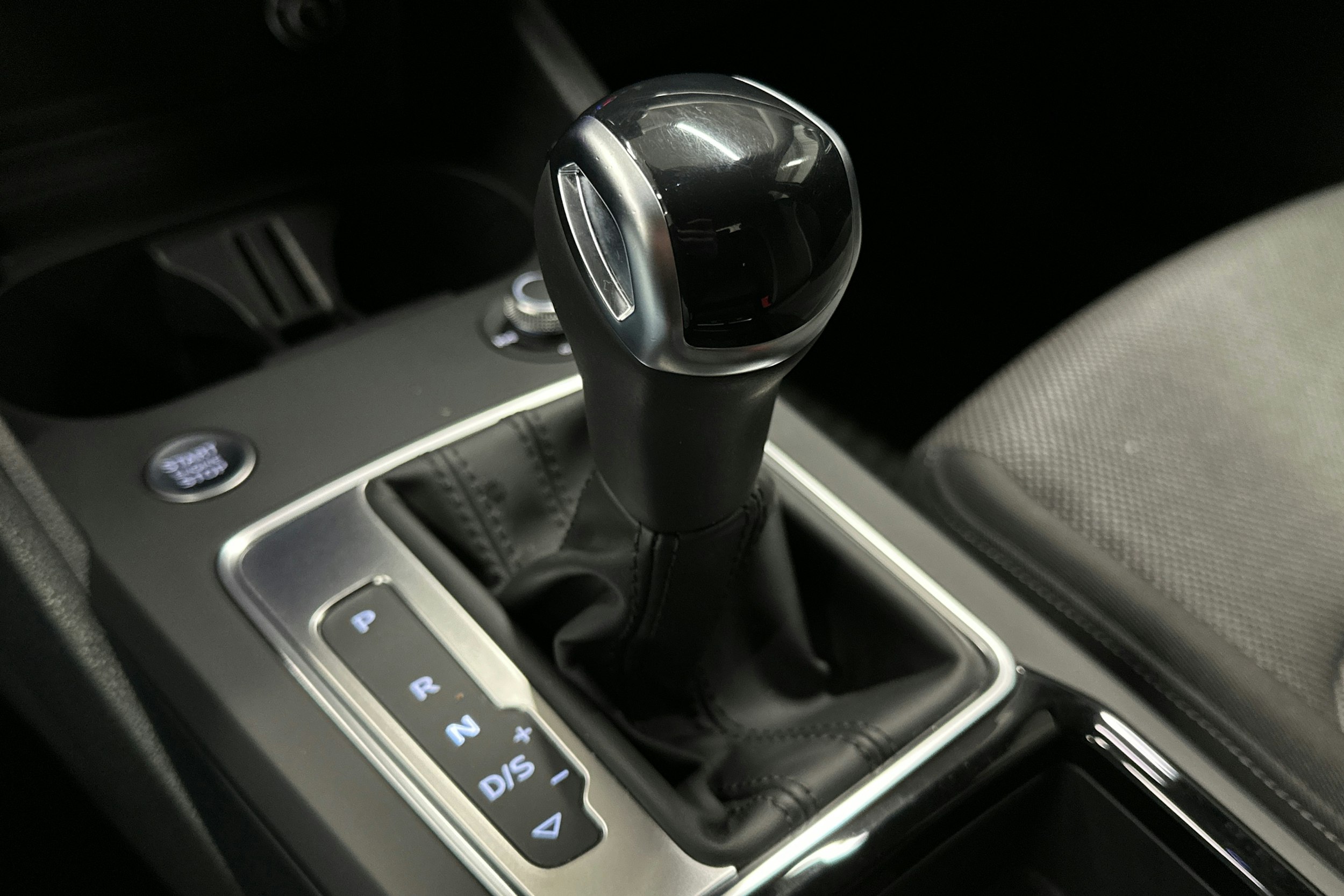 sininen Audi Q2 2024 kuva 27.