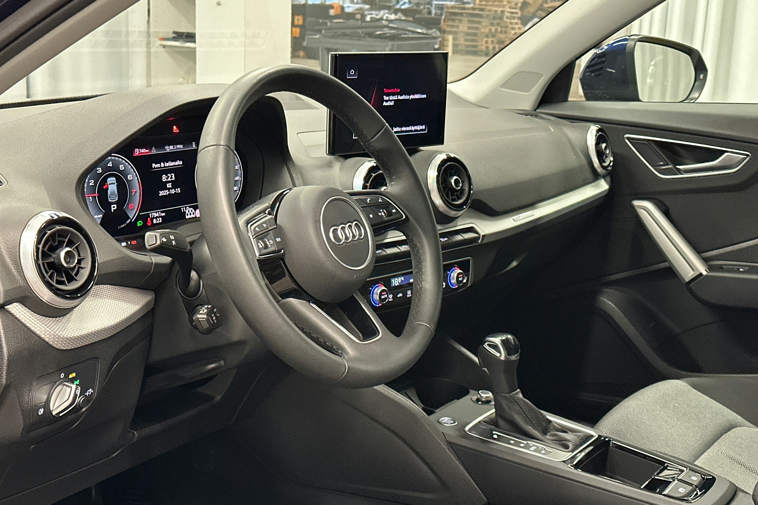 sininen Audi Q2 2024 kuva 7.