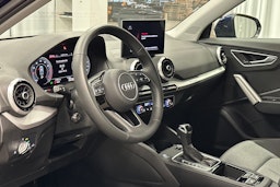 sininen Audi Q2 2024 kuva 7.
