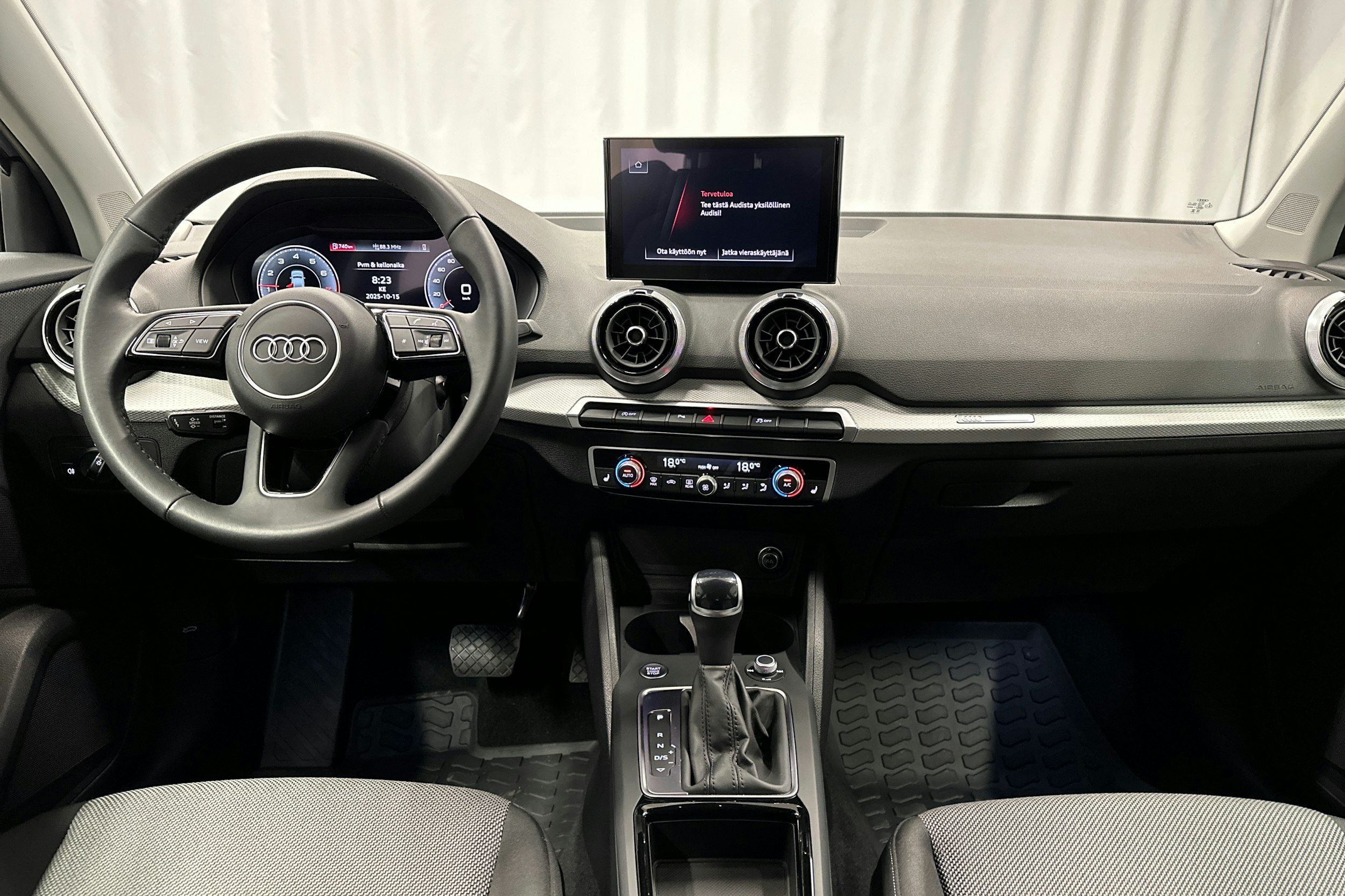 sininen Audi Q2 2024 kuva 9.