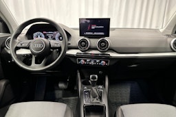 sininen Audi Q2 2024 kuva 9.